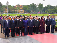 Đại biểu Quốc hội viếng Chủ tịch Hồ Chí Minh trước khai mạc Kỳ họp thứ 7 Quốc hội khóa XIV