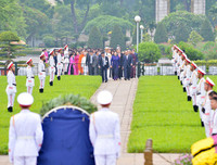 Đại biểu Quốc hội viếng Chủ tịch Hồ Chí Minh trước khai mạc Kỳ họp thứ 7 Quốc hội khóa XIV