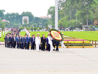 Đại biểu Quốc hội viếng Chủ tịch Hồ Chí Minh trước khai mạc Kỳ họp thứ 7 Quốc hội khóa XIV