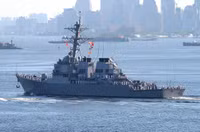 [ẢNH] Khu trục hạm Mỹ chất đầy tên lửa áp sát tàu do thám Nga