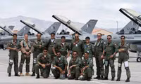 [ẢNH] F-16D Pakistan bị MiG-21 bắn hạ, phi công nhảy dù nhưng bị dân đánh chết vì nhầm?