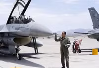 [ẢNH] F-16D Pakistan bị MiG-21 bắn hạ, phi công nhảy dù nhưng bị dân đánh chết vì nhầm?