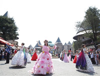 Đến Bà Nà Hills xem nghệ sỹ châu Âu kể chuyện cổ tích về các loài hoa