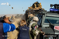 [ẢNH] Vì sao người Kurd ném khoai tây vào Mỹ nhưng lại ném sơn và đá vào Nga?