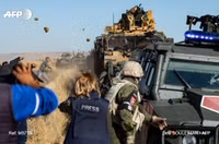 [ẢNH] Vì sao người Kurd ném khoai tây vào Mỹ nhưng lại ném sơn và đá vào Nga?