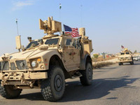 [ẢNH] Vì sao người Kurd ném khoai tây vào Mỹ nhưng lại ném sơn và đá vào Nga?