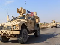 [ẢNH] Vì sao người Kurd ném khoai tây vào Mỹ nhưng lại ném sơn và đá vào Nga?