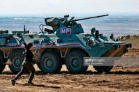 [ẢNH] Vì sao người Kurd ném khoai tây vào Mỹ nhưng lại ném sơn và đá vào Nga?