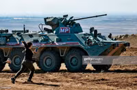 [ẢNH] Vì sao người Kurd ném khoai tây vào Mỹ nhưng lại ném sơn và đá vào Nga?