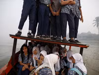 Hình ảnh xót lòng về những con đường tới trường gian nan trên khắp thế giới (1)