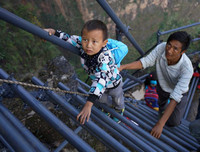 Hình ảnh xót lòng về những con đường tới trường gian nan trên khắp thế giới (1)