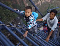 Hình ảnh xót lòng về những con đường tới trường gian nan trên khắp thế giới (1)