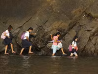 Hình ảnh xót lòng về những con đường tới trường gian nan trên khắp thế giới (1)