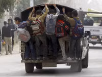 Hình ảnh xót lòng về những con đường tới trường gian nan trên khắp thế giới (2)