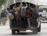 Hình ảnh xót lòng về những con đường tới trường gian nan trên khắp thế giới (2)