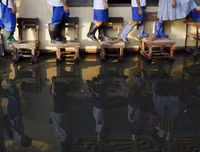 Hình ảnh xót lòng về những con đường tới trường gian nan trên khắp thế giới (2)