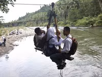 Hình ảnh xót lòng về những con đường tới trường gian nan trên khắp thế giới (1)