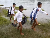 Hình ảnh xót lòng về những con đường tới trường gian nan trên khắp thế giới (2)