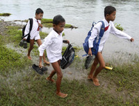 Hình ảnh xót lòng về những con đường tới trường gian nan trên khắp thế giới (2)