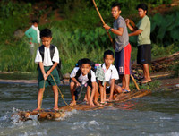 Hình ảnh xót lòng về những con đường tới trường gian nan trên khắp thế giới (1)