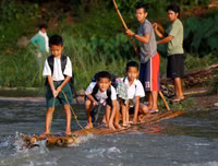 Hình ảnh xót lòng về những con đường tới trường gian nan trên khắp thế giới (1)