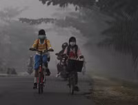 Hình ảnh xót lòng về những con đường tới trường gian nan trên khắp thế giới (2)