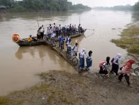 Hình ảnh xót lòng về những con đường tới trường gian nan trên khắp thế giới (2)