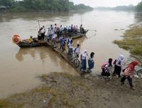 Hình ảnh xót lòng về những con đường tới trường gian nan trên khắp thế giới (2)