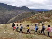 Hình ảnh xót lòng về những con đường tới trường gian nan trên khắp thế giới (1)