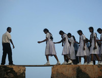 Hình ảnh xót lòng về những con đường tới trường gian nan trên khắp thế giới (1)