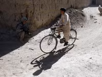 Hình ảnh xót lòng về những con đường tới trường gian nan trên khắp thế giới (2)