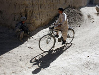 Hình ảnh xót lòng về những con đường tới trường gian nan trên khắp thế giới (2)