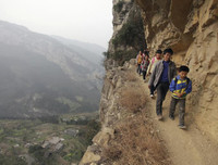 Hình ảnh xót lòng về những con đường tới trường gian nan trên khắp thế giới (1)