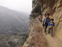 Hình ảnh xót lòng về những con đường tới trường gian nan trên khắp thế giới (1)