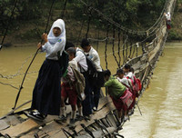 Hình ảnh xót lòng về những con đường tới trường gian nan trên khắp thế giới (1)