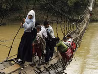 Hình ảnh xót lòng về những con đường tới trường gian nan trên khắp thế giới (1)