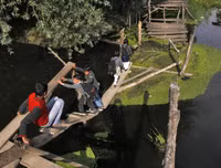 Hình ảnh xót lòng về những con đường tới trường gian nan trên khắp thế giới (2)