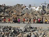 Hình ảnh xót lòng về những con đường tới trường gian nan trên khắp thế giới (2)