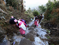 Hình ảnh xót lòng về những con đường tới trường gian nan trên khắp thế giới (1)