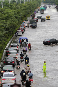Hình ảnh lực lượng Công an nhân dân trong bão lũ