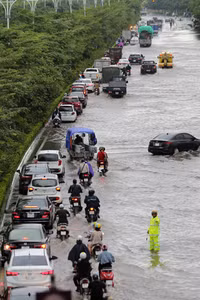 Hình ảnh lực lượng Công an nhân dân trong bão lũ