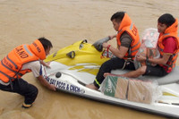 Hình ảnh lực lượng Công an nhân dân trong bão lũ