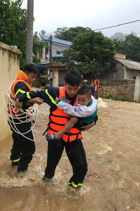 Hình ảnh lực lượng Công an nhân dân trong bão lũ