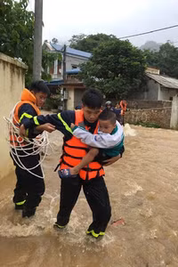 Hình ảnh lực lượng Công an nhân dân trong bão lũ