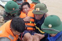 Hình ảnh lực lượng Công an nhân dân trong bão lũ