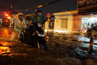 Hình ảnh lực lượng Công an nhân dân trong bão lũ