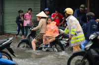 Hình ảnh lực lượng Công an nhân dân trong bão lũ