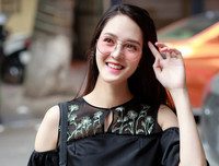 Á hậu Hoàng Anh tái xuất, khoe eo thon sau một tháng sinh con