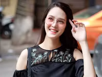 Á hậu Hoàng Anh tái xuất, khoe eo thon sau một tháng sinh con