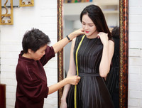 Á hậu Hoàng Anh tái xuất, khoe eo thon sau một tháng sinh con